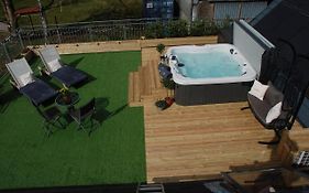 Luxury Duplex Sleeps 2- Hot Tub Balcony Parking